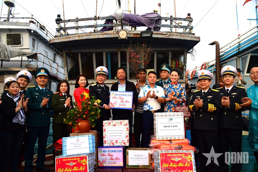 Xuân ấm trên đảo tiền tiêu